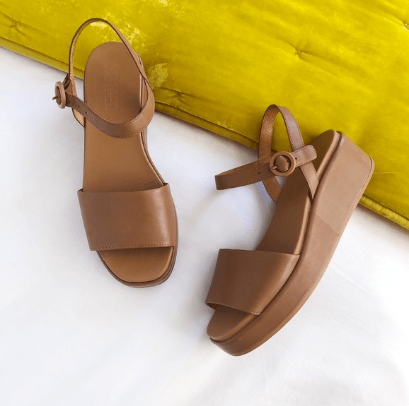 SimonsShoes's tweet image. We are head over platform #sandals for the new Misia from Camper! 🤩 The smooth caramel brown monochrome #leather is the perfect blend of sophistication and stability. 💃 👡

A must have this season! 🌱 #sandalseason