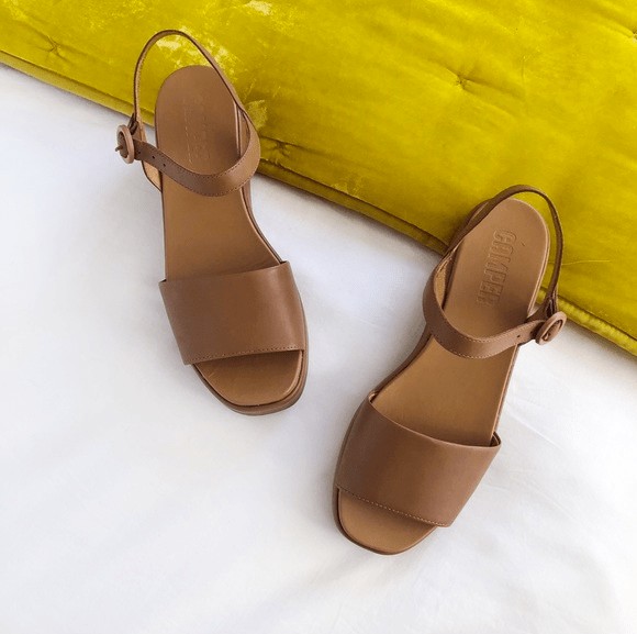 SimonsShoes's tweet image. We are head over platform #sandals for the new Misia from Camper! 🤩 The smooth caramel brown monochrome #leather is the perfect blend of sophistication and stability. 💃 👡

A must have this season! 🌱 #sandalseason