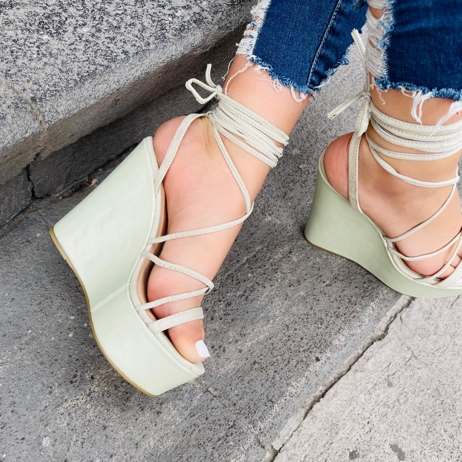 ¡Este color se llama “SAGE” y es lo más top de la temporada! 😍 ¡Es un verde claro DI-VI-NO!
.
Style: Gossip Verde
.
#myshoesmexico #amoloszapatos #shoeaddict #shoeaholic #adictaalostacones #plataformas👠 #wedges #tacones #highheels #tiendaonline #igshop #shoeheaven