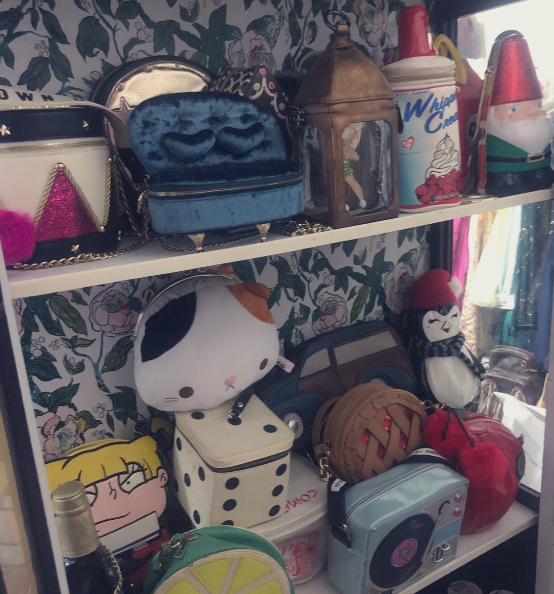 natisacoolkid's tweet photo. Waiting for @xoBetseyJohnson new kitsch bags to drop 💓💓💓💓 https://t.co/6zMFzPEroS