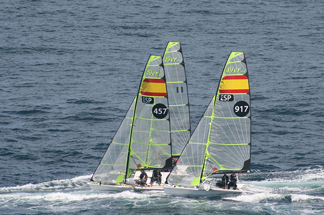 Los Americanos en #Nacra17 y los Australianos en #49er encabezan la clasificación
En el podio del #49er se encuentra la tripulación española formada #DiegoBotín y #LagoLópezMarra.
#Nacra17 1º Riley GIBBS/Adele Anna WEIS, USA, con 13 puntos, 2º Lin CENHOL/Cp LÜBECK, Dinamarca, 14