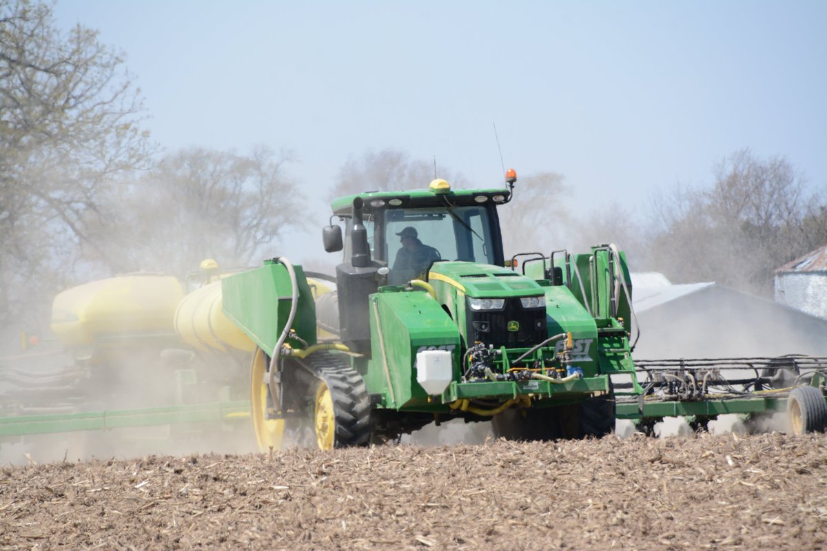 Planters were rolling fast and furious last week when I toured farms in Illinois and Indiana. A lot of happy faces - maybe it's the $7 corn prices? 😆#plant21 farmprogress.com/farm-operation…