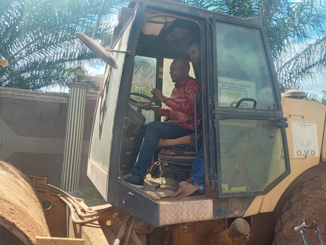 CKampemba's tweet photo. Lubumbashi : le bourgmestre de la commune Kampemba Éric TWITE WA LWAMBA a lancé ce mercredi 5 mai 2021 les travaux de réhabilitation de l'avenue Ndjoloko au quartier hewa bora longue de 1,5 km, travaux exécutés par l'OVD sous financement de sa municipalité. https://t.co/lIefDJNbo4