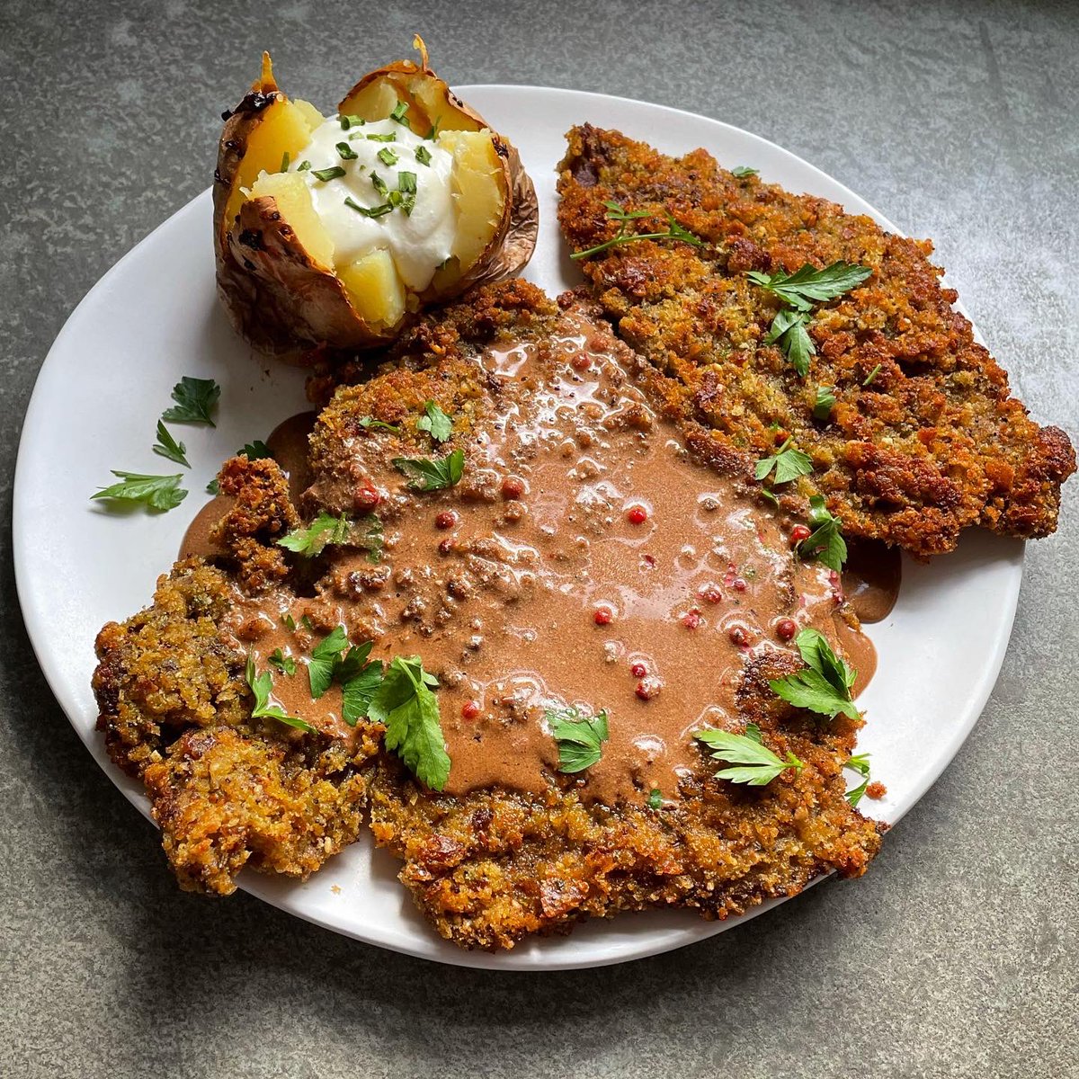 So, we’re a day late, but not to worry!

Here’s my (gigantic) #schnitty4sam supporting the great work of @Sammy_DF.

I’ve gone beef (yes, we’ve parked the parmi for a change) with a creamy pink peppercorn sauce.