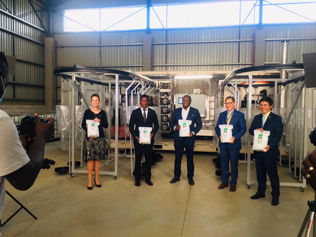 H.E Finnish Ambassador <a href="/PirjoSuomela/">Pirjo Suomela-Chowdhury</a>, H.E Minister of Agriculture Michael Katambo, CEO Bioraiser Zambia <a href="/Chris_Ndhlovu/">Chris Ndhlovu</a>, H.E EU Ambassador <a href="/JJankowskiEU/">JacekJankowskiEU</a> and Mr Mark Lüring from the EU-Zambia business club at the Bioraiser production facility today.