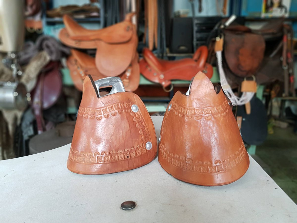 TalabarteriaPO's tweet photo. #ESTRIBOS para #SILLA de #VAQUERIA 

#Talabartería Plinio Ortiz 
#Productos 100% #cuero 😍
Envíos a toda #Colombia 🇨🇴
📲 312 385 6062 para más información 😉 https://t.co/g9N7cg6coT