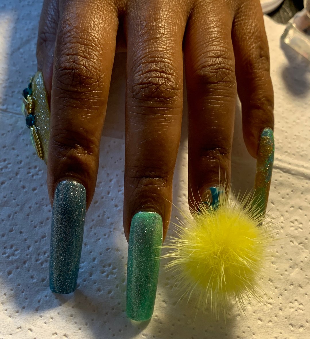 Custom press on sets available for order 💚💙. This set features a magnetic Pom Pom nail charm 😍Use code WELCOME for 15% off your first order❗️#pompomnailcharm #nailcharms #nailart #greennails #bluenails #clearnailcharms #nailaccessories tallynails #tallynailtech #tall