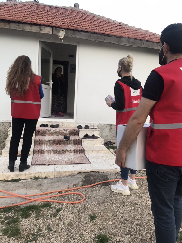 genckizilay06gl's tweet photo. Memleketin havasına, suyuna, taşına, toprağına bir de Kızılay’ın yardım eli uzanınca, annelerimizin hamur kokulu evleri bayram evi olur dedik ve Yavrucuk, Oyaca ve İkizce mahallerimizdeki ihtiyaç sahibi ailelerimize gıda kolisi dağıtımı yaptık 🌙 https://t.co/0Zoqa5LgeV