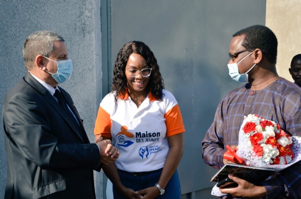 Content du travail accompli par la <a href="/MDJeunes/">La Maison Des Jeunes du Burundi</a> , Dr Xavir Crespin Représentant de l'<a href="/oms_burundi/">OMS BURUNDI</a> à réitéré son soutien aux activités du centre et a prodigué quelques conseils aux jeunes présents dans la salle.