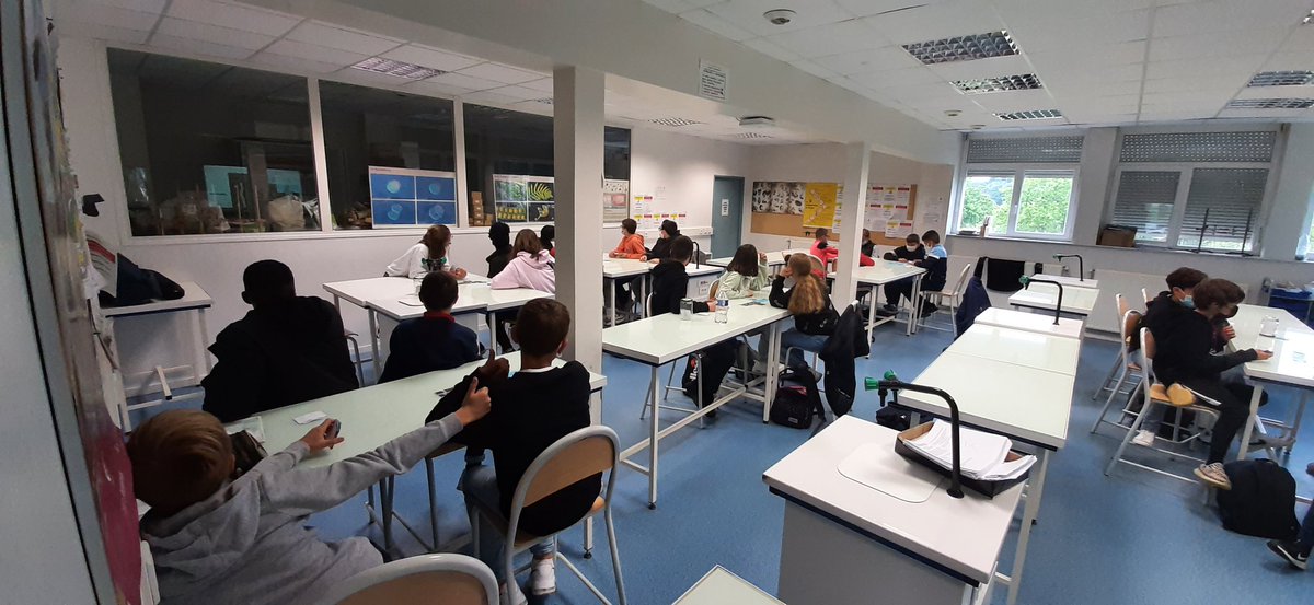phyto_logic's tweet photo. Phase de test au @CorneilSciences du jeu @phyto_logic en version beta ! Les élèves adorent. Cela permet de voir les erreurs et de corriger les cartes et les règles. https://t.co/CSNBTV8WmI