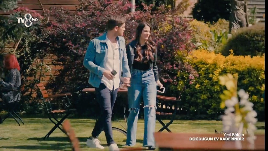 carpediemhediem's tweet photo. Yanyanayken sadece birkaç saniye elele tutuşmadan durabiliyorlar😍
#ZeyBar
#DemetÖzdemir #EnginÖztürk https://t.co/ElGU29ymsb