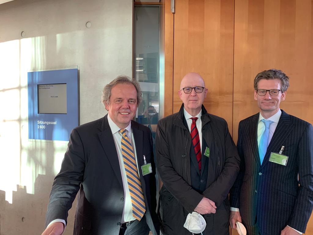 Markus Hartung (@mchartung) on Twitter photo Nach der Anhörung im Rechtsausschuss zum #legaltech Inkasso-Gesetz - mit <a href="/LawKeynoteSpeak/">Volker Römermann</a> Volker Römermann und Philipp Plog vom <a href="/LegalTechDE/">Legal Tech Verband Deutschland</a> . Mehr zur Anhörung auf dem Podcast von Römermann. Spoiler Alert: war sehr spannend <a href="/KilianMatthias/">Matthias Kilian</a> Nach der Anhörung im Rechtsausschuss zum #legaltech Inkasso-Gesetz - mit <a href="/LawKeynoteSpeak/">Volker Römermann</a> Volker Römermann und Philipp Plog vom <a href="/LegalTechDE/">Legal Tech Verband Deutschland</a> . Mehr zur Anhörung auf dem Podcast von Römermann. Spoiler Alert: war sehr spannend <a href="/KilianMatthias/">Matthias Kilian</a>