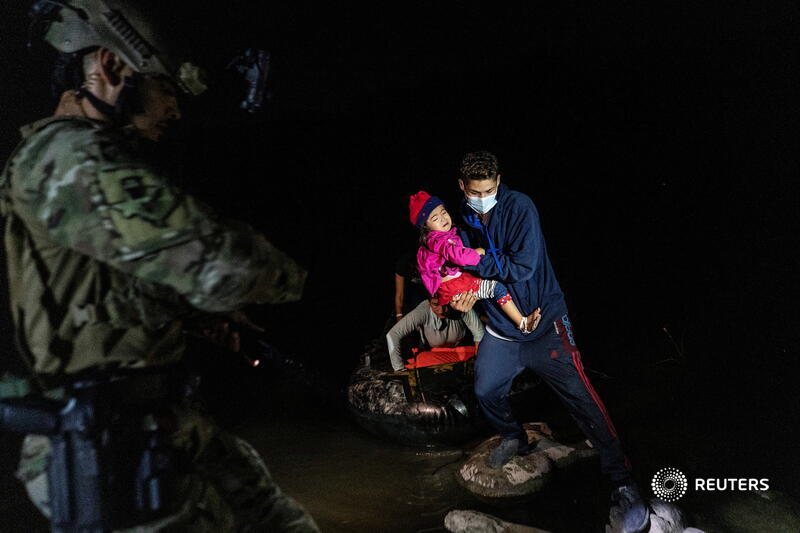 Migrants from Central America cross the Rio Grande into the United States amid the biggest surge of asylum seekers at the southwestern border in 20 years. More photos: https://t.co/9SFBtJ6940 📷 Go Nakamura https://t.co/LzqlJzBPOG
