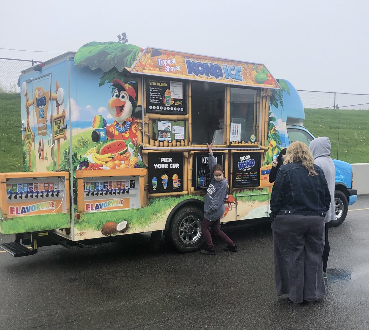 Big thank you to ⁦Mr. Citro &amp; Mr. P for treating us to Kona Ice today! Unfortunately, Mrs. Lyons forgot her step stool 🤣 ⁦@Macopin_AP⁩