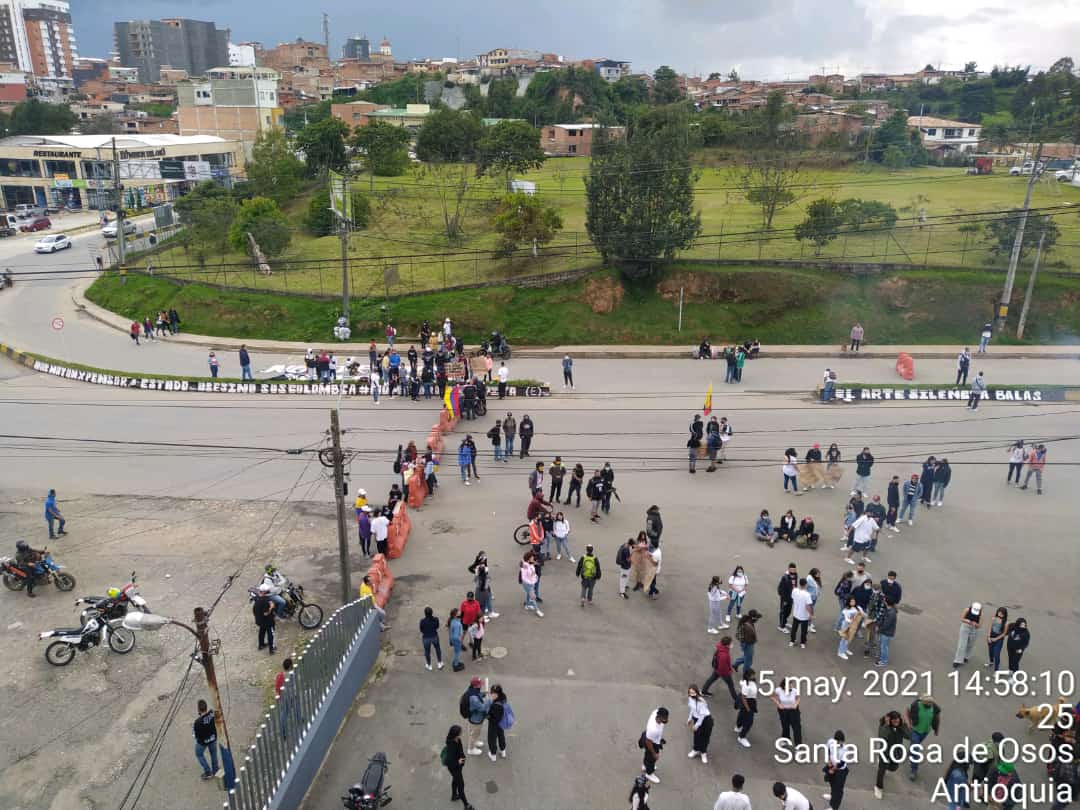 APopularSRO's tweet photo. #ParoNacional5M desde el norte antioqueño en el municipio de SantaRosaDeOsos
✊✊✊🙌🙌🖤
#Prayforcolombia #ParoNacional5M #SOSColombiaNosEstanMatando 
#SOSColombiaDDHH
#AnonymousColombia https://t.co/SHTRIiIgVP