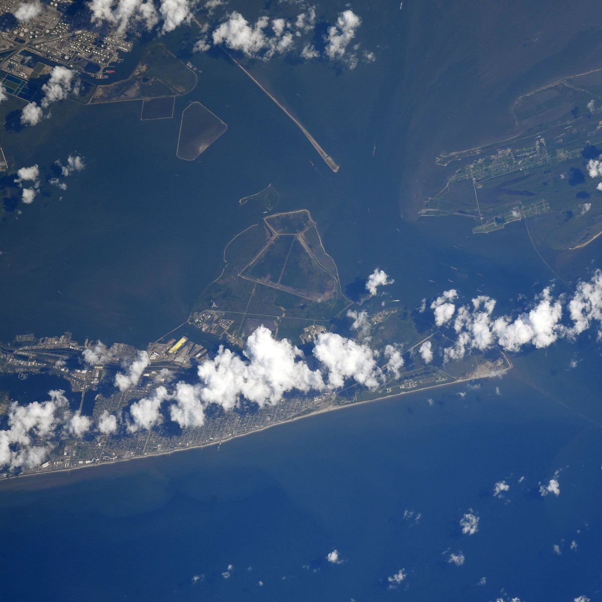GalvestonIsland's tweet photo. Being so close to @NASA_Johnson, it's only right to share this shot of the island from Galveston resident and NASA Astronaut, Christina Hammock Koch, for #NationalAstronautDay! 👩‍🚀

#LoveGalveston | https://t.co/uijbAAlsPD https://t.co/79FXWUOfz6