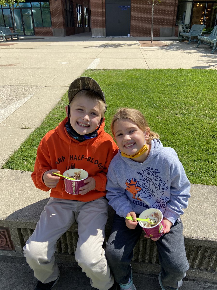 peterson2teachU's tweet photo. Ice Cream Day! π¨#Homework β
#MagnificentMoments #DayOffFun @DooleySchool54 https://t.co/WkhrOi5BM4