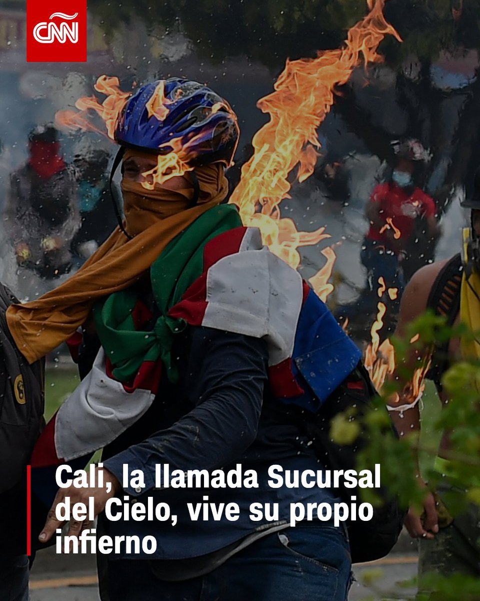 CNNEE's tweet photo. Cali, la tercera ciudad de Colombia, sufre por estos días, a cuenta de la violencia, el vandalismo y la represión, en el marco de las protestas contra el gobierno de Iván Duque. Crónica de una noche de terror. https://t.co/ApTl3i5yaA https://t.co/lKewYZPNTW