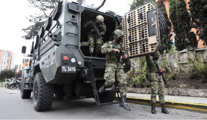 #AsistenciaMilitar Es apoyar a la @PoliciaColombia, Reconocemos su valor, disciplina y arrojo en pro de la seguridad ciudadana. 

#YoProtejoAMiPaís
#Colombia