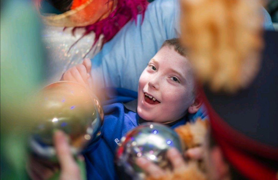 ReplayTheatreCo's tweet image. Hope you&apos;ve had a light and bright #PMLDAwarenessDay! To celebrate our audiences with Profound and Multiple Learning Disabilities here&apos;s a pic from CLOSER - one of our brightest inclusive shows! 💫🌠🪐🌝