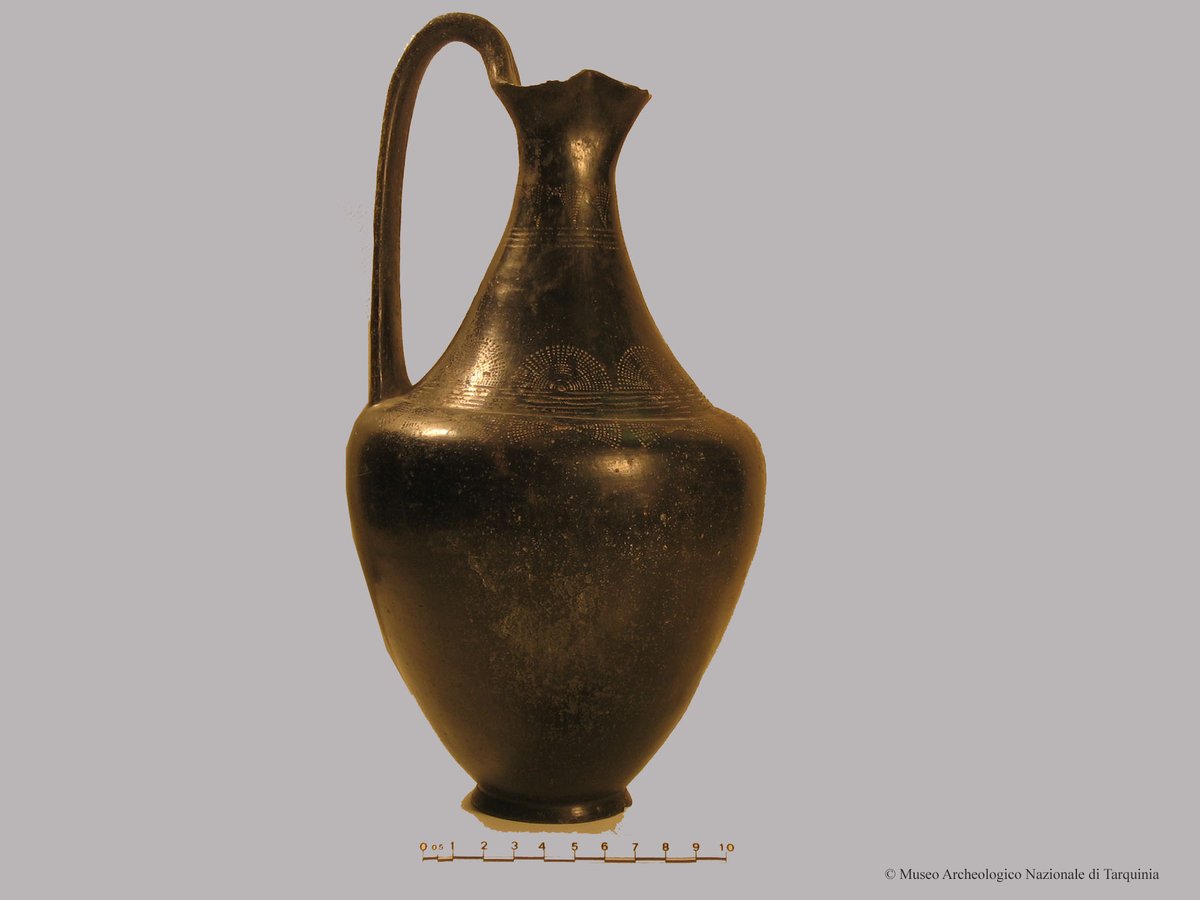 Il termine “bucchero” deriva dallo spagnolo “búcaro”, un tipo di vaso di origine sudamericana di moda in Italia nel XVIII secolo. Proprio in quel periodo, i primi scavi nelle necropoli etrusche portarono alla luce questi vasi tanto simili da assumerne lo stesso nome. #Ulisse