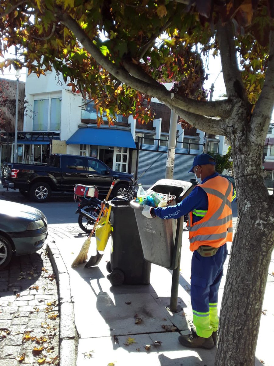 [San Martin] Limpieza de aceras y basureros entre 2 norte y 8 norte por San Martin . Trabajos realizados durante esta mañana.