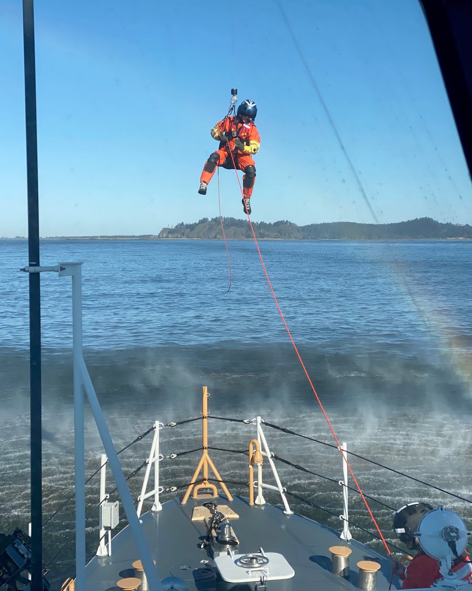 #USCG crews train together to stay #alwaysready. Distress calls often require search and rescue by sky and water. Coast Guard responders rely on training, sharp decision making, and teamwork to determine the quickest, safest rescue plan when called for help.  
#DevotionToDuty