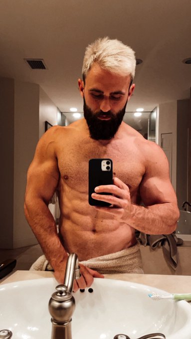 Post shower shenanigans 😈 https://t.co/Zbt7r8u1wz