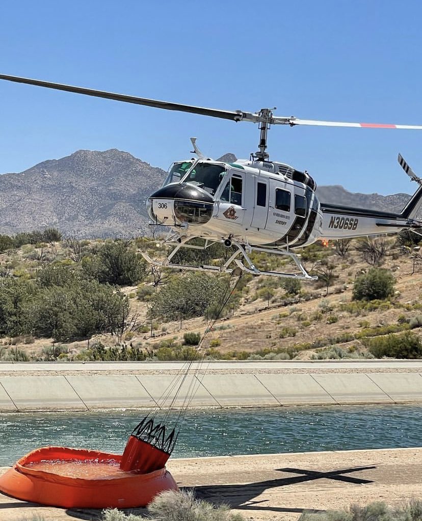 San Bernardino County Sheriff’s Air Rescue 306 has been training this week on a controlled burn in #SummitValley along the California Aqueduct preparing for this years fire season. #TeamWork @SBCSDAviation