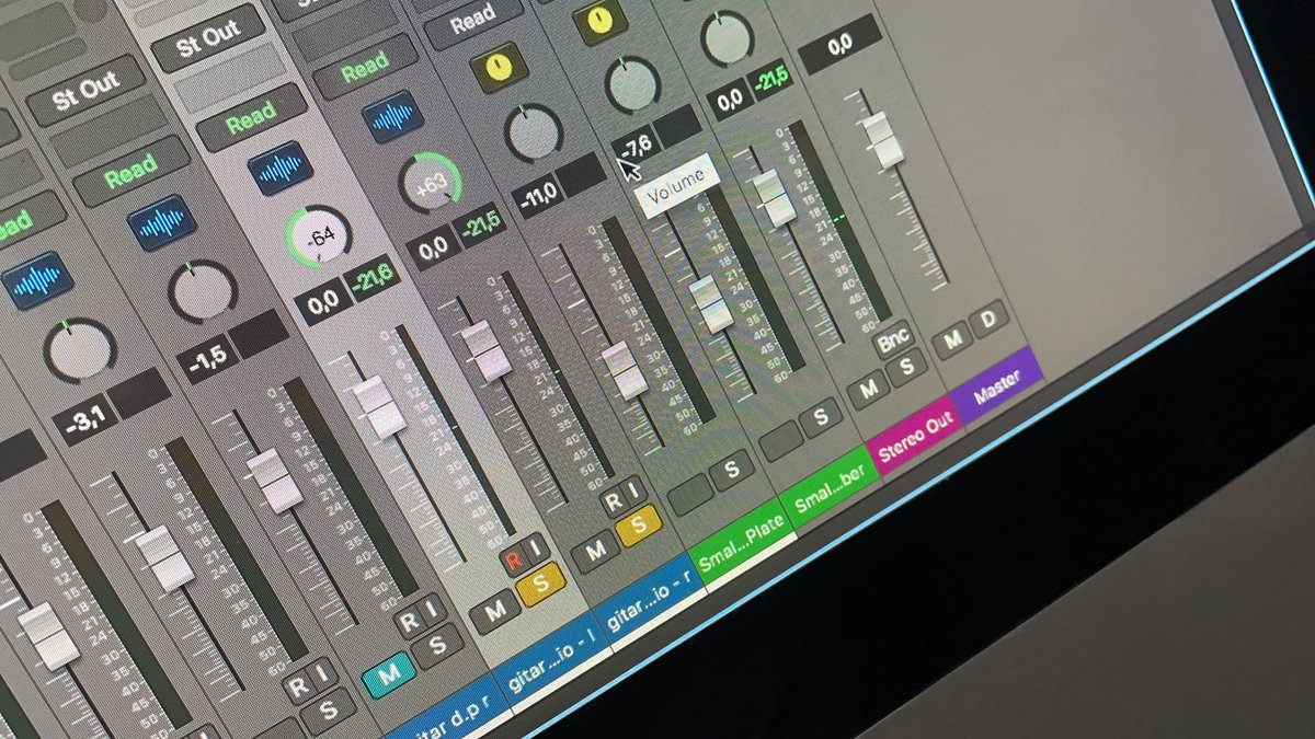 Zhuuup twitt peoplee,,, gils lama ee ga kesini #sambilkerja