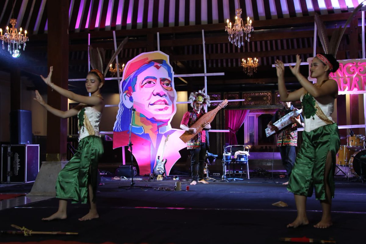 Bertepatan satu tahun meninggalnya Sang Maestro, Rabu (5/5), Panggung Kahanan di Surakarta lebih berwarna dengan terpajangnya sebuah lukisan WPAP Alm <a href="/didikempotid/">Didi Kempot (1966 - 2020)</a>. 

Gub <a href="/ganjarpranowo/">Ganjar Pranowo</a> berharap muncul seniman muda yang bisa membawakan lagu berbahasa Jawa, seperti Didi Kempot.