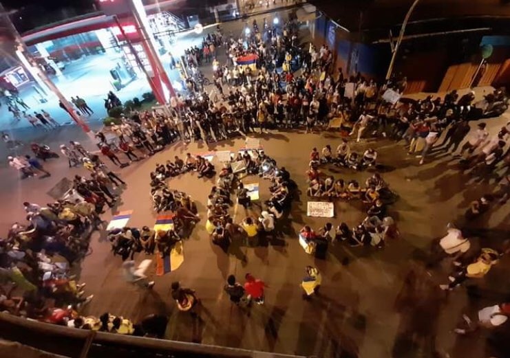 bir_acayip_pala's tweet photo. Abajo el militarismo!!
Policía y soldado por todas partes asesino!!
Todos los pueblos del mundo se unen y detengan el militarismo!!
Larga vida a la humanidad independiente

#SOSColombiaNosEstanMatando https://t.co/yUHipwgBZu