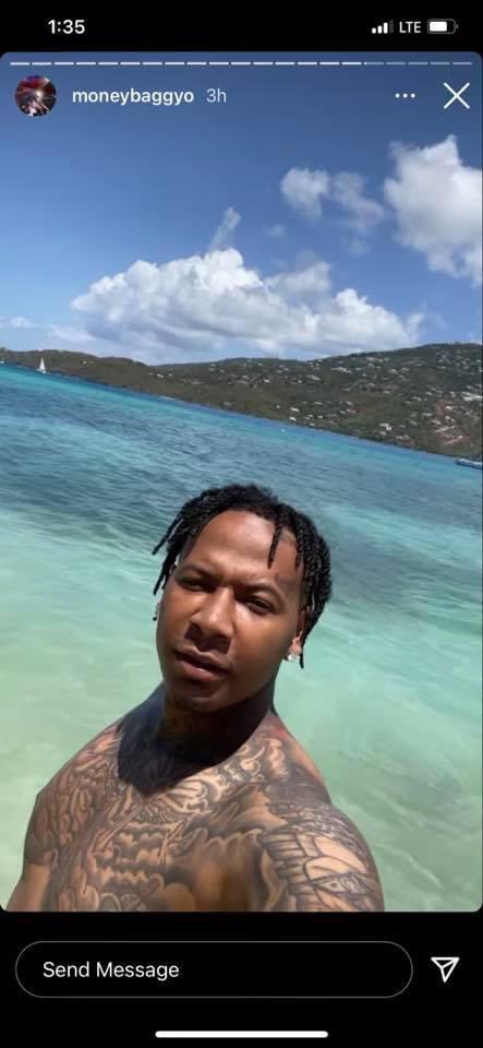 khilanii's tweet photo. me taking pics when my nigga finally fly me out the country https://t.co/cFuzb1hmM2