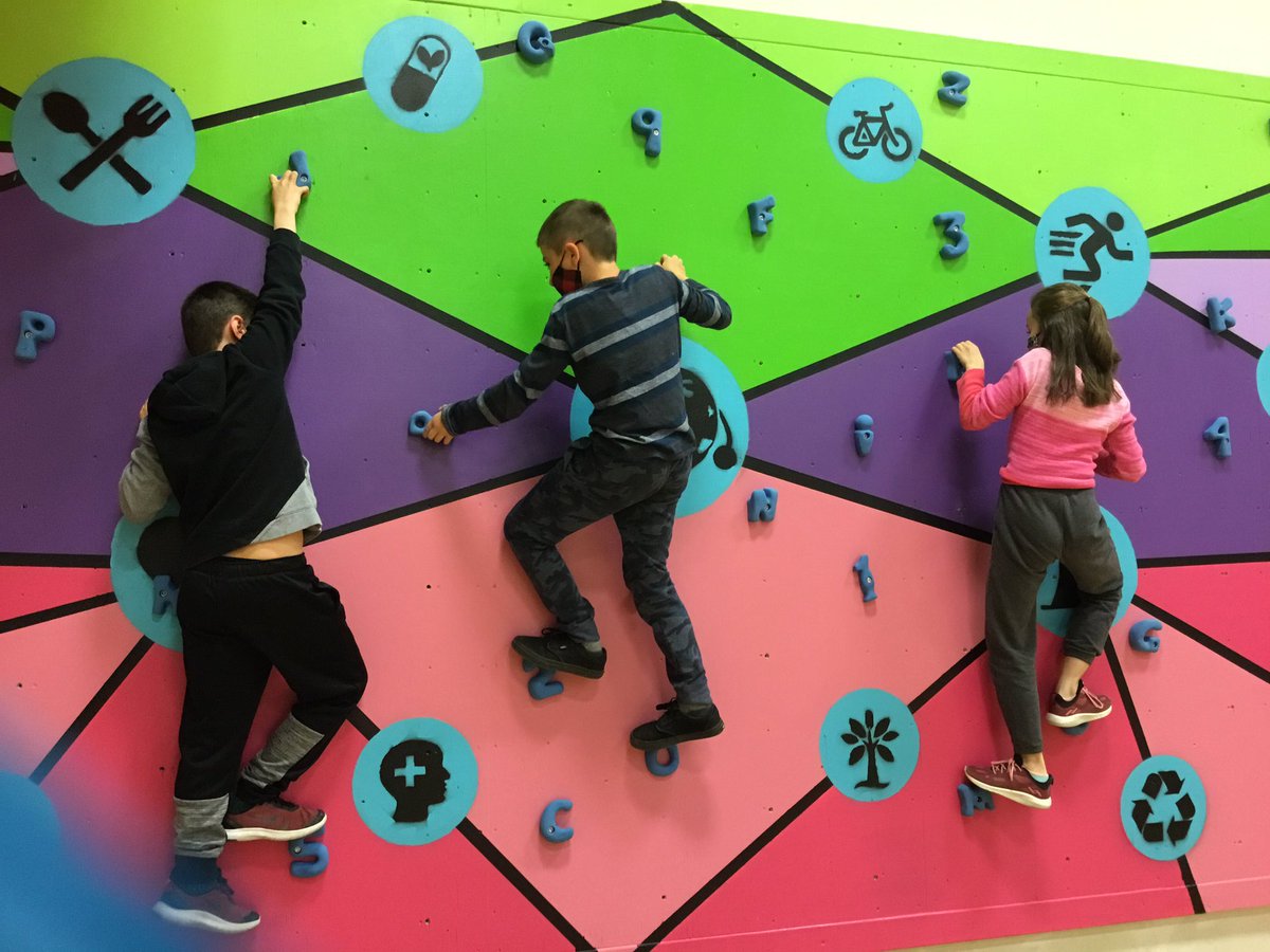 JDaniel_M's tweet photo. Projet d’une murale et d’un mur d’escalade avec mes élèves de 6e année. Thème: Santé globale. Merci @dsfno @PACnb_org @uneécoleunartiste @MgrLang @drummond Mes élèves ont ADORÉ! Merci aussi à l’artiste Steve Roussel qui nous a accompagné dans ce projet. https://t.co/8nfzRSszN0