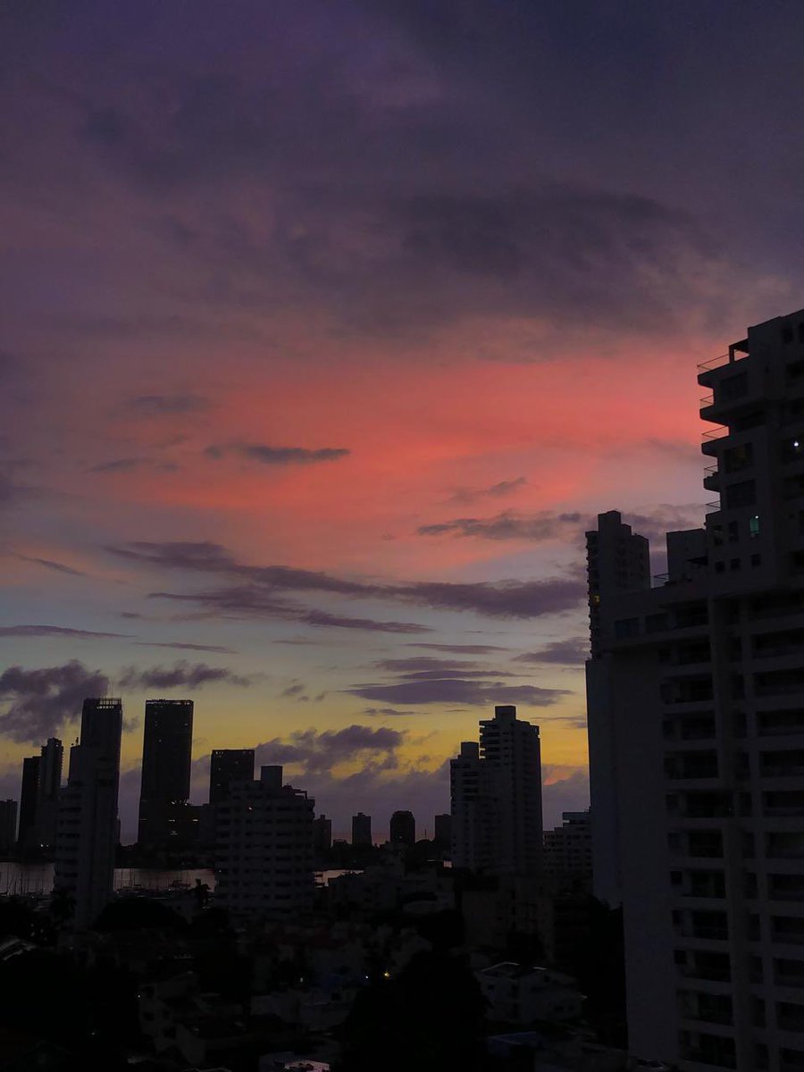 no se si sea una coincidencia pero miren el cielo de hoy como estaba
