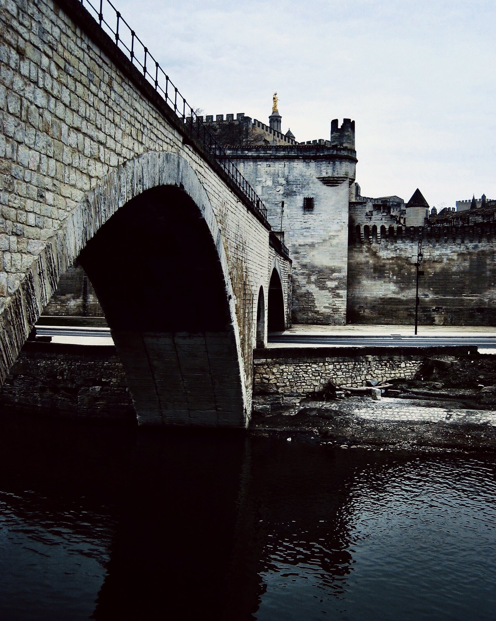 Ain T No Sunshine 半分残った橋なんて水運のジャマになると思うけど1000年も保存するフランス人トレビアン アヴィニョン法王庁 サンベネゼ橋 世界遺産 南仏 アヴィニョン 土木 落橋 ローヌ川 石橋 教皇宮殿 Worldheritage Avignon T