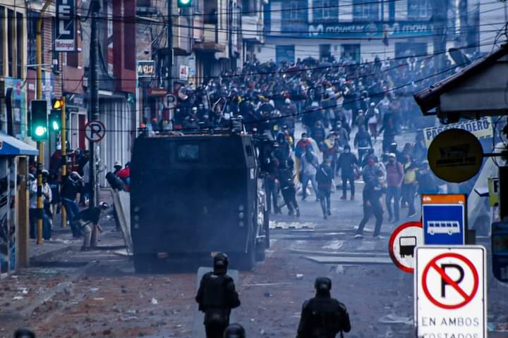 Hace 2 horas hubo batalla campal en pasto y no nos habíamos dado cuenta, no los dejemos solos.¡COMPARTAN! 
#SOSColombiaDDH 
#ParoNacional5M 
#SOSPASTO 🇦🇲😢
#CALIRESISTENCIA 
#NosEstanMatandocolombia