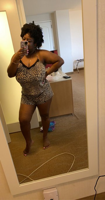 Watch C h e l l e 🍓🤍's leaked NSFW photo on TwXstars