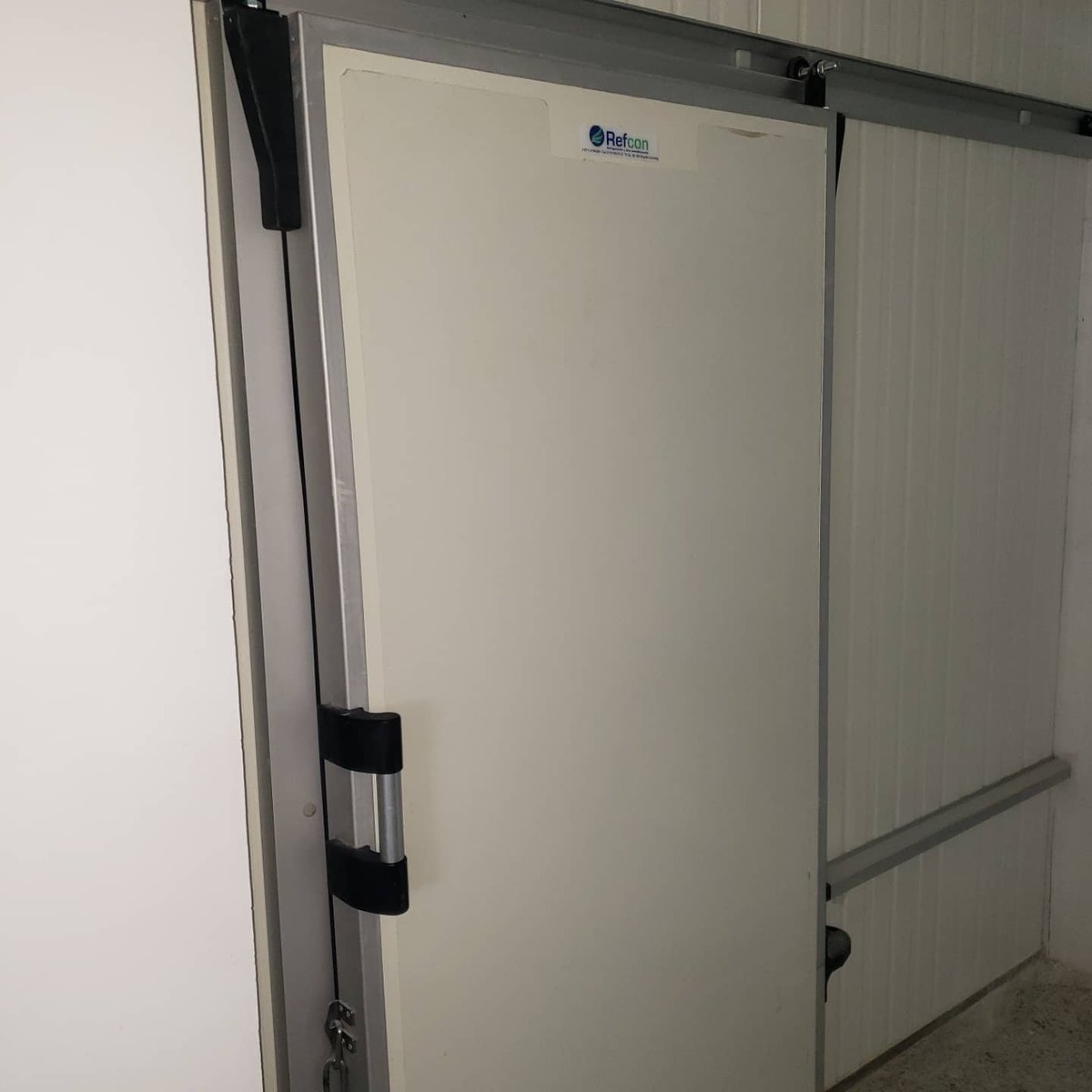 REFCONSAS's tweet image. Suministro e instalación de #Cuartosfrios para toda aplicación y presupuesto.