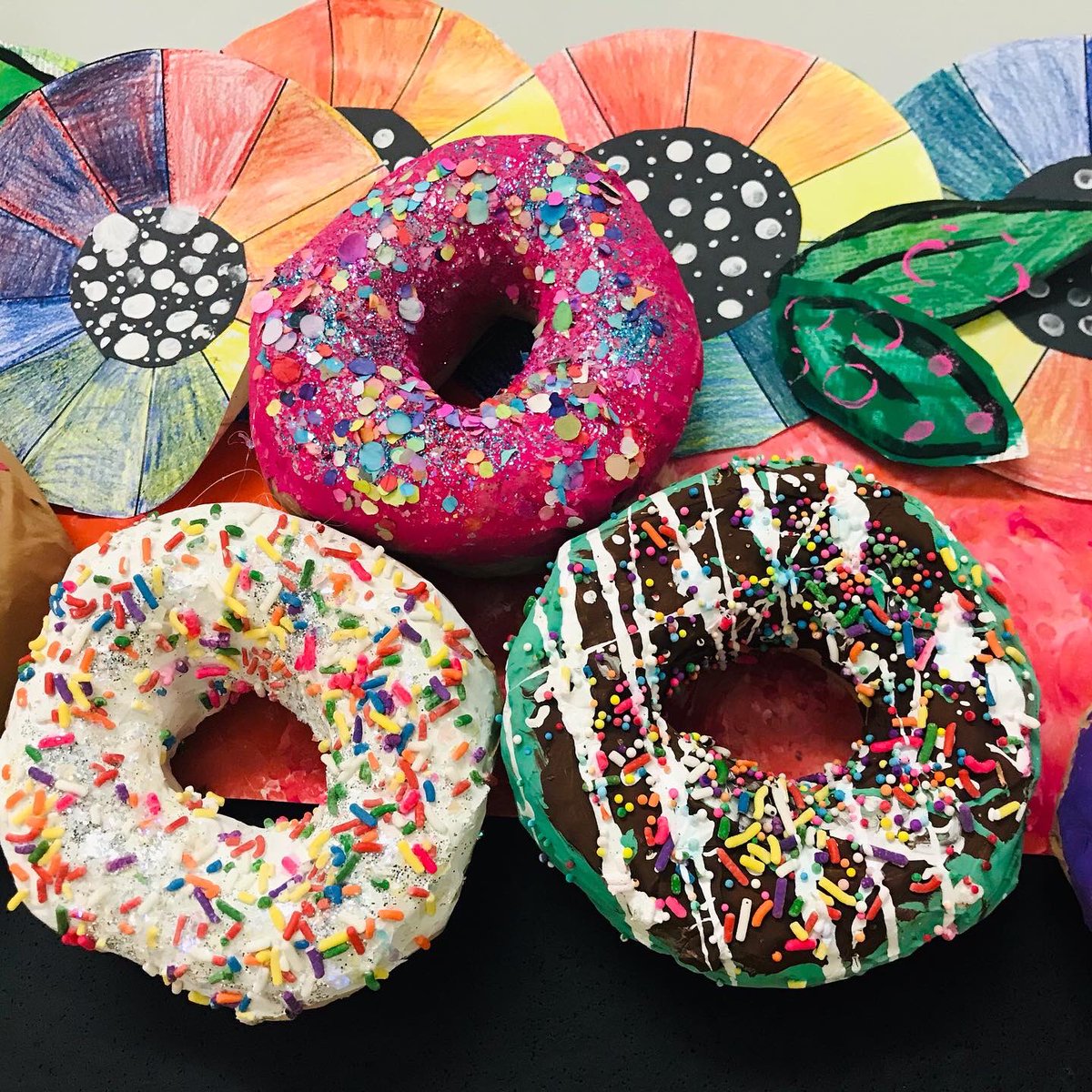 JAV_ARTISTS's tweet image. When life gives you a pandemic...make donuts! Paper, glue, paint, and sprinkles! 😍 🍩 #misdproud @JAVitovsky_Elem