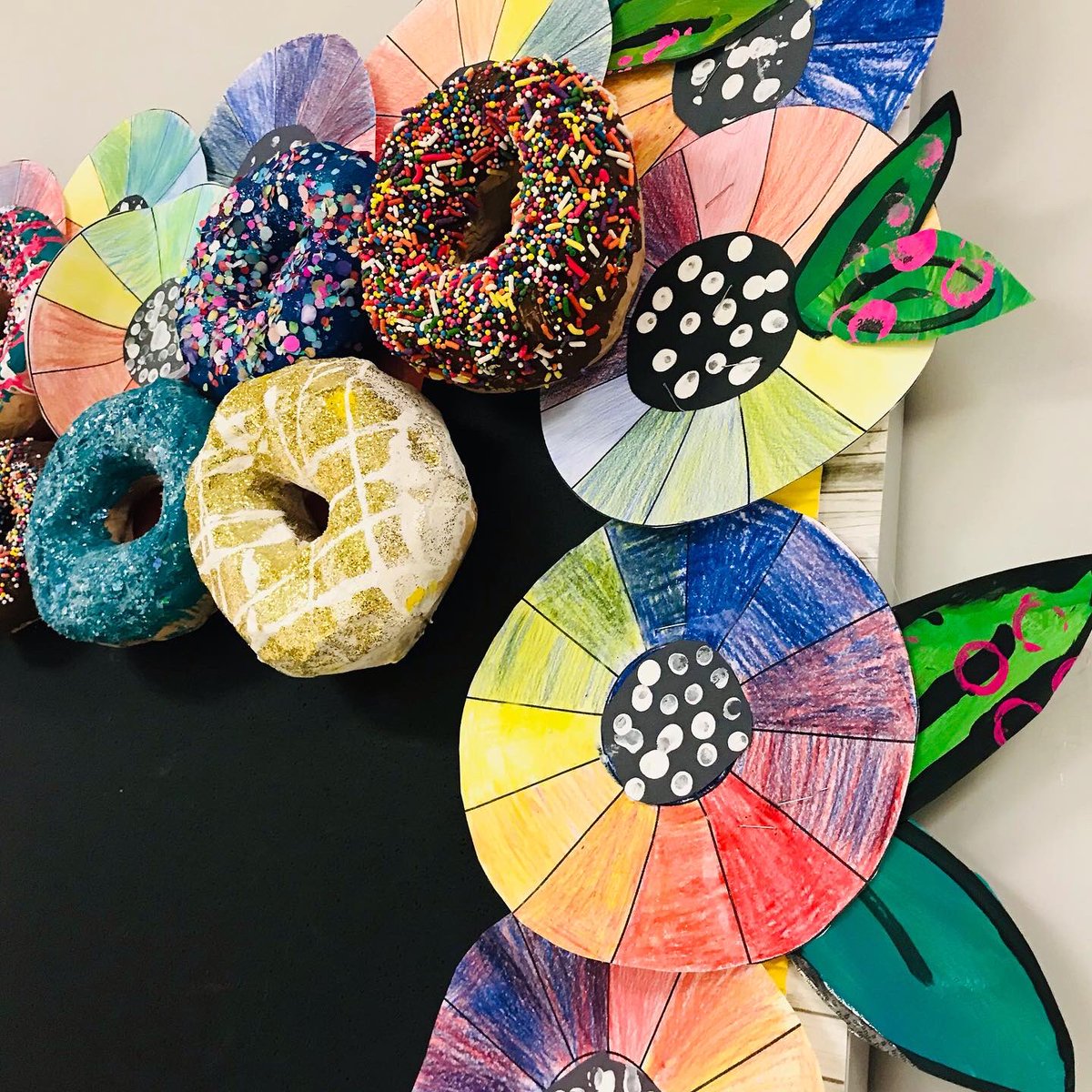 JAV_ARTISTS's tweet image. When life gives you a pandemic...make donuts! Paper, glue, paint, and sprinkles! 😍 🍩 #misdproud @JAVitovsky_Elem