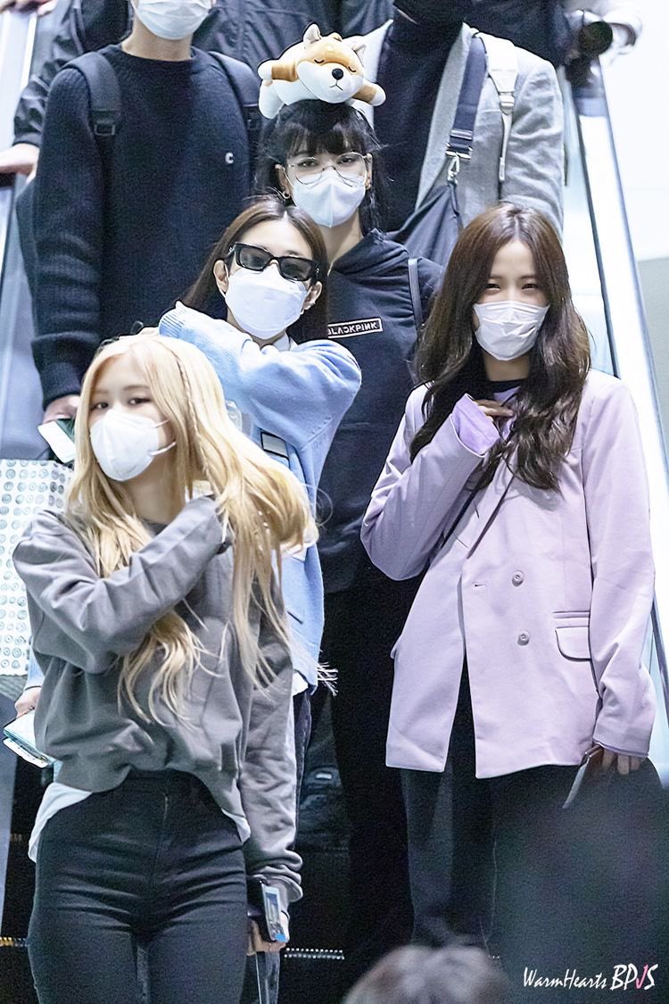 Twitter no crop update giving justice to blackpink's airport fashion looks. [ A THREAD ]