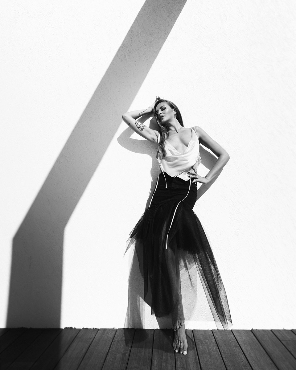 Blanco y negro, always a winning combination. This elegant look will take you seamlessly from dusk until dawn this season. What is your favourite look for #Ibiza #summer #2021?