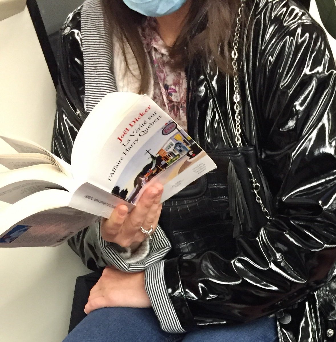 BernardLehut's tweet photo. #liredanslemétro : ma voisine du jour est plongée dans #Lavéritésurlaffaireharryquebert de @JoelDicker #defallois https://t.co/JkFyrFpygs