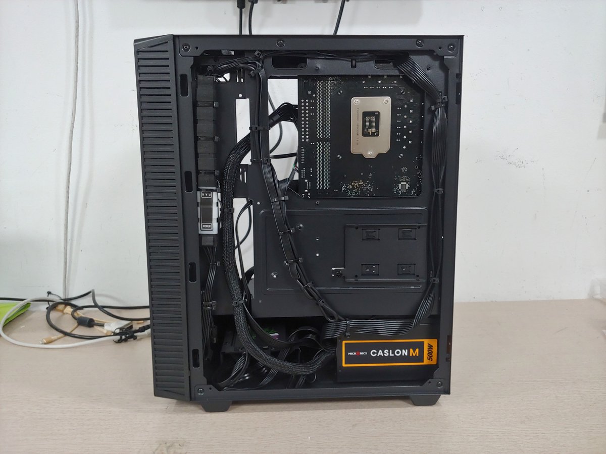 PlaymallPC's tweet photo. 안신*님께서 주문해주신 PC로 FHD사양에서 중급사양 게이밍 및 간단한 작업용도로 조립되었습니다. 
11500/메모리16g/SSD500G/1660super등으로 구성되었으며 케이스는 마이크로닉스의 M60이 사용되었습니다. https://t.co/fsANmO5pbQ