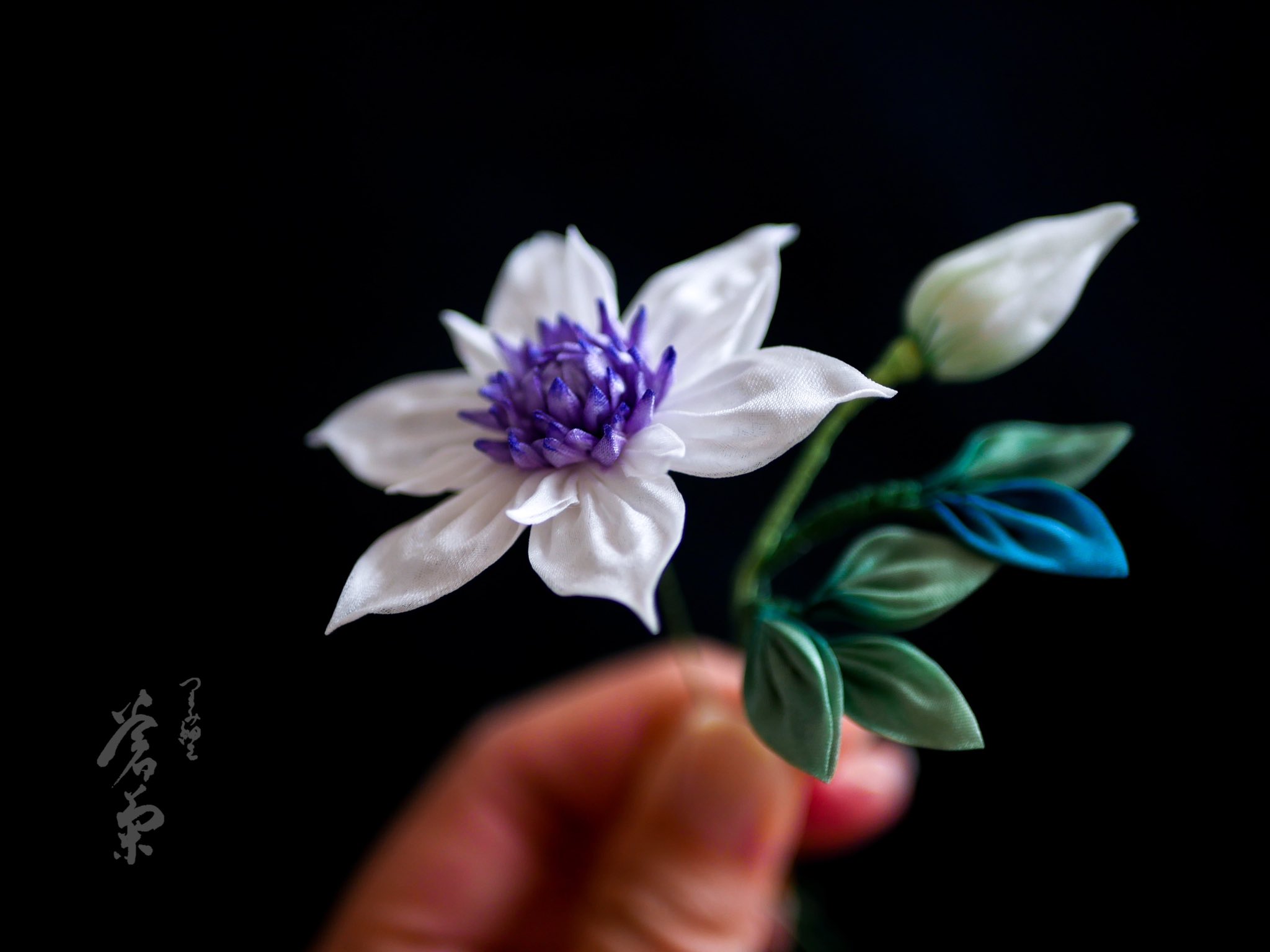 つまみ細工 蒼菊 9 28 10 3井澤屋様 横浜タカシマヤ 新作 テッセン クレマチスともいいますね 花芯も全てつまみ細工です ヤバいと思ったらrtお願いします 蒼菊 T Co Lnsqkm4sok Twitter