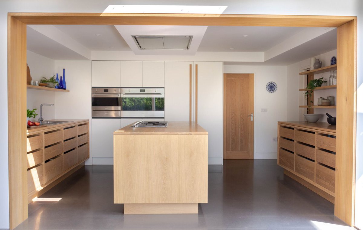Oak is a fantastic material to work with for a kitchen design - we love the warmth and texture it can provide. Oak was the star of the show in our Stanhoe kitchen and every element was fine-tuned to showcase this beautiful material.
nakedkitchens.com/kitchens/portf…

Architect: Dom Wilson