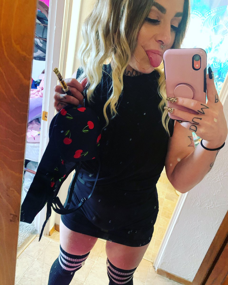 spacequeen777's tweet photo. The best time of the day is getting to take the boob cage off, am I right? 😂 #freethetatas #ihatethesethings #ittybittytitties https://t.co/9LXGvi13A2