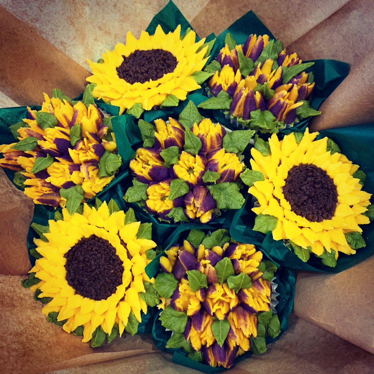 TruffleZog's tweet photo. Piping my way through the week #cupcakebouquet https://t.co/EdczvMs5m5