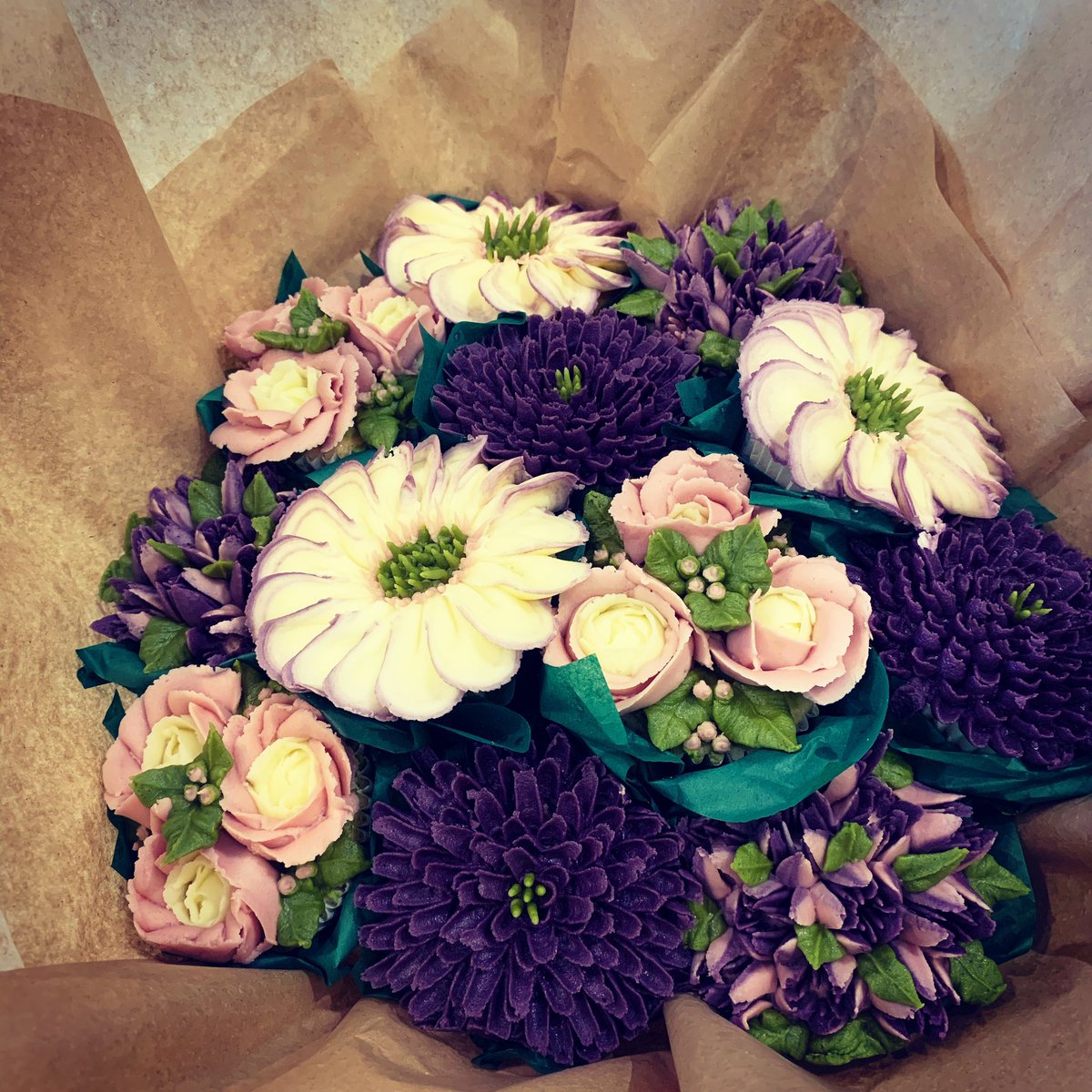 TruffleZog's tweet photo. Piping my way through the week #cupcakebouquet https://t.co/EdczvMs5m5